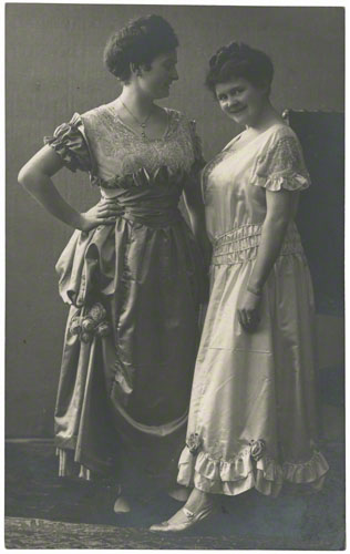 Elisabeth Angelroth (und ihre Schwester Doris), undatierte Fotografie von Louis Otto Weber, Meiningen. – Meininger Museen, Sammlung Musikgeschichte/Max-Reger-Archiv, Signatur: B 163. – Abbildung mit freundlicher Genehmigung.