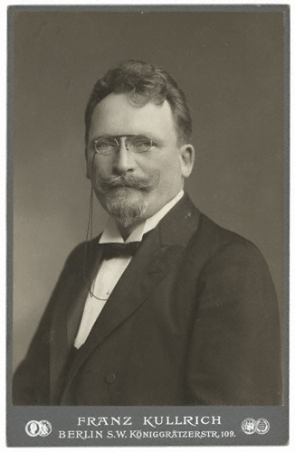 Arthur Egidi (1904), Porträt von Franz Kullrich (Berlin); mit umseitiger Widmung an Reger: »Dem Gefeierten | und seiner Erwählten | zur freundlichen Erinnerung | an den 3. Januar 1905 | Berlin.«. – Meininger Museen, Sammlung Musikgeschichte/Max-Reger-Archiv, Signatur: B 206; Abbildung mit freundlicher Genehmigung.