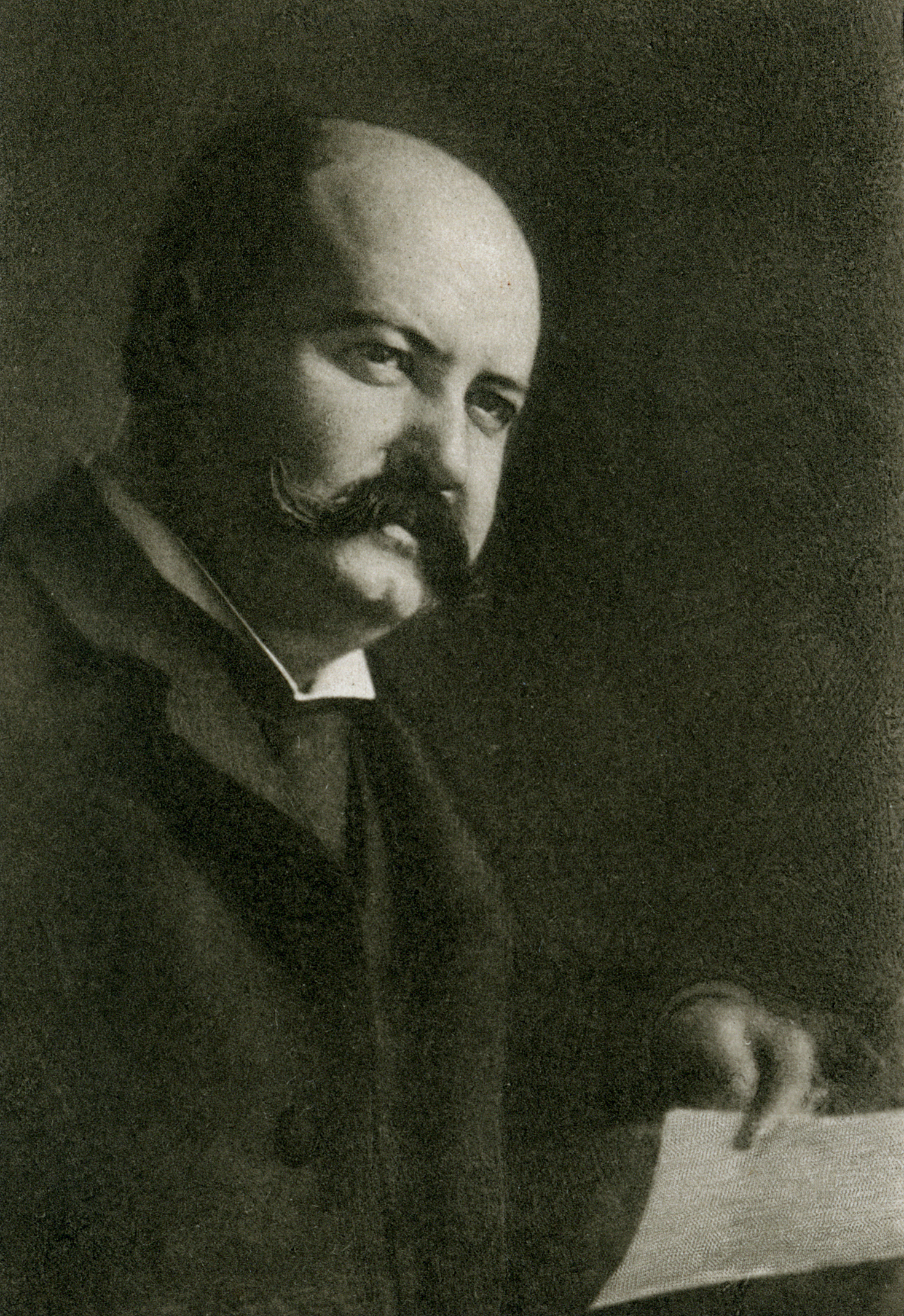 John Henry Mackay, Heliografie von Meisenbach, Riffarth & Co., Berlin. – Abgebildet in John Henry Mackay, . Mit einem Vorwort zur Gesamtausgabe und einer Photogravüre, Treptow bei Berlin, Bernhard Zack, 1911 (Gesammelte Werke von John Henry Mackay, Bd. 1).