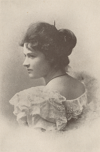 Hertha von Hausegger, geb. Ritter. – Abgebildet in Siegmund von
                            Hausegger, ,
                            Leipzig [1921] (= Die Musik, Bd. 39–41), zwischen S. 80 und 81; Exemplar
                            im Max-Reger-Institut, Karlsruhe.