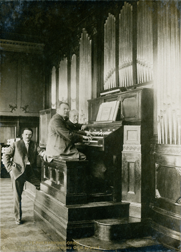 Reger an der Aufnahme-Orgel der Firma  (mit Edwin und Berthold Welte), Freiburg i.Br. (1913), Fotoabzug im Max-Reger-Institut, Karlsruhe.