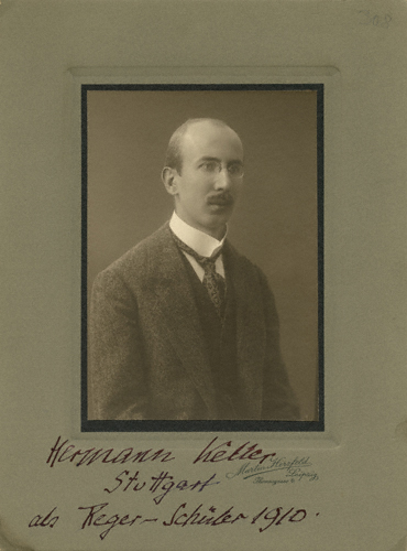 Hermann Keller als Reger-Schüler (1910), Fotografie Martin Herzfeld (Leipzig) mit eigenhändiger Beschriftung und Schenkungsvermerk (Rückseite) von Keller. – Max-Reger-Institut, Karlsruhe.