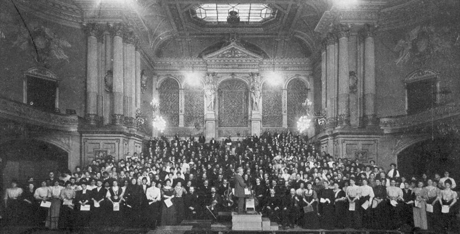 Philharmonischer Chor in Berlin (Dirigent: Prof. Siegfried Ochs). Probe in der Philharmonie. Porträtsammlung Manskopf Universitätsbibliothek Frankfurt am Main, Signatur: S 36/F07792 – Abbildung mit freundlicher Genehmigung.
                    