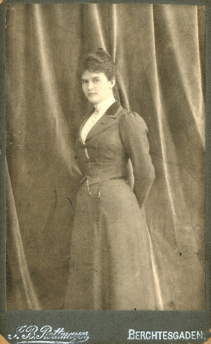 Elsa von Bercken (1902), Fotografie J.B. Rottmayer (Berchtesgaden), mit eigenhändiger Widmung auf Rückseite (»Max Reger, damit er nicht die erste Sängerin seiner Lieder vergißt. Im Frühling 1902.«). – Max-Reger-Institut, Karlsruhe, Nachlass Elsa Regers.