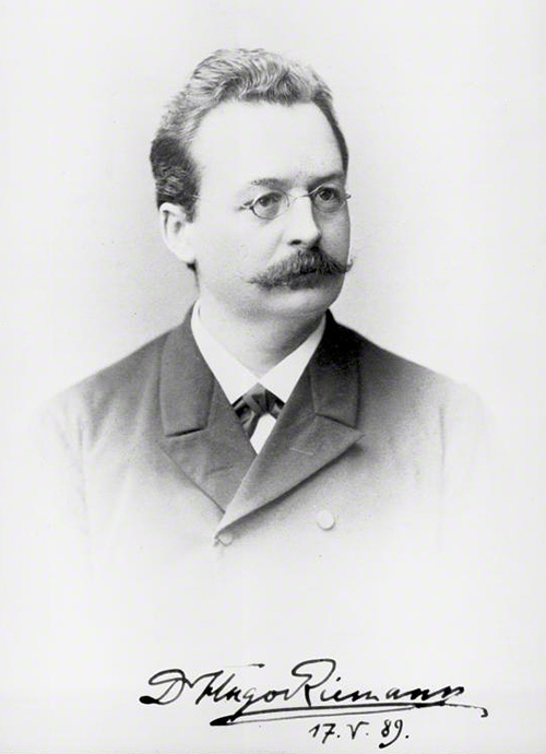 Hugo Riemann, eigenhändig signierte Fotografie, 1889. – Universitätsbibliothek Johann Christian Senckenberg, Frankfurt a.M., Porträtsammlung Manskopf, Signatur: S 36/F09674; Abbildung mit freundlicher Genehmigung.