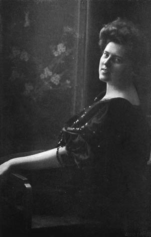 Henriette Schelle (1905), Hettie Schüssler, Berlin – Meininger Museen, http://www.museen.thueringen.de/Objekt/DE-MUS-874415/lido/dc00001349