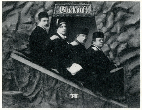 Einfahrt ins Salzbergwerk Berchtesgaden am 31. August , von links: Hermann Unger, Margarete Stein, Fritz Stein, Max Reger. – Abgebildet in , S. 64.