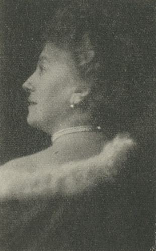 Maria Stona (undatiert), Fotografie abgedruckt in:
                                ,
                            unter Mitarbeit hervorragender Fachgenossen nach dem Tode von Johann
                            Willibald Nagel und Jakob Zeidler hrsg. von Eduard Castle, Bd. 4: Von
                            1890 bis 1918, Wien [1937], S.