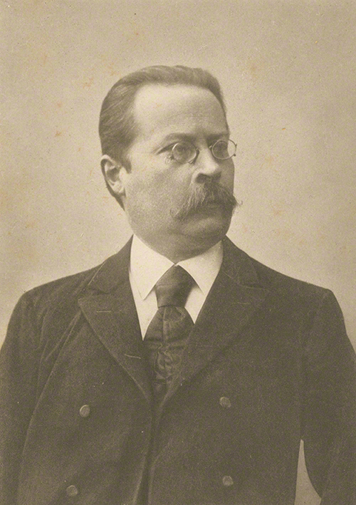 Ernst von Wildenbruch (1906), Fotografie, Berlin, von Pflaum & Co. – Abgebildet in Ernst von Wildenbruch, Lieder und Balladen, sechste vermehrte Auflage, Berlin 1892; Exemplar: Max-Reger-Institut, Karlsruhe.